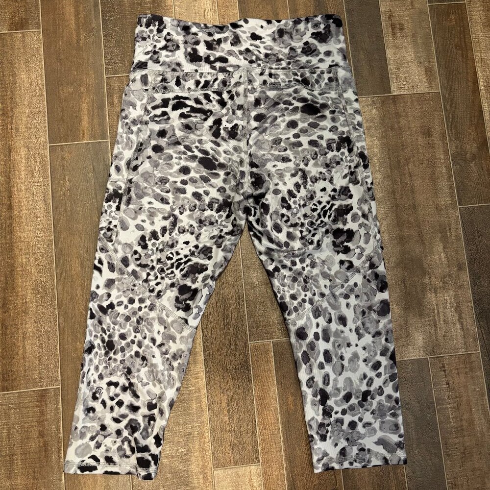Champion 3/4 length black and white patterned leggings